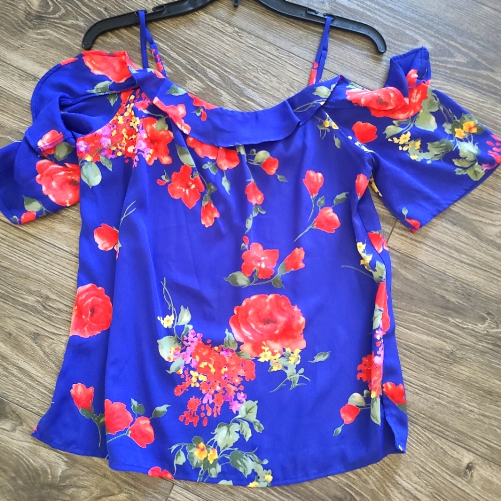 Cold shoulder top in flora